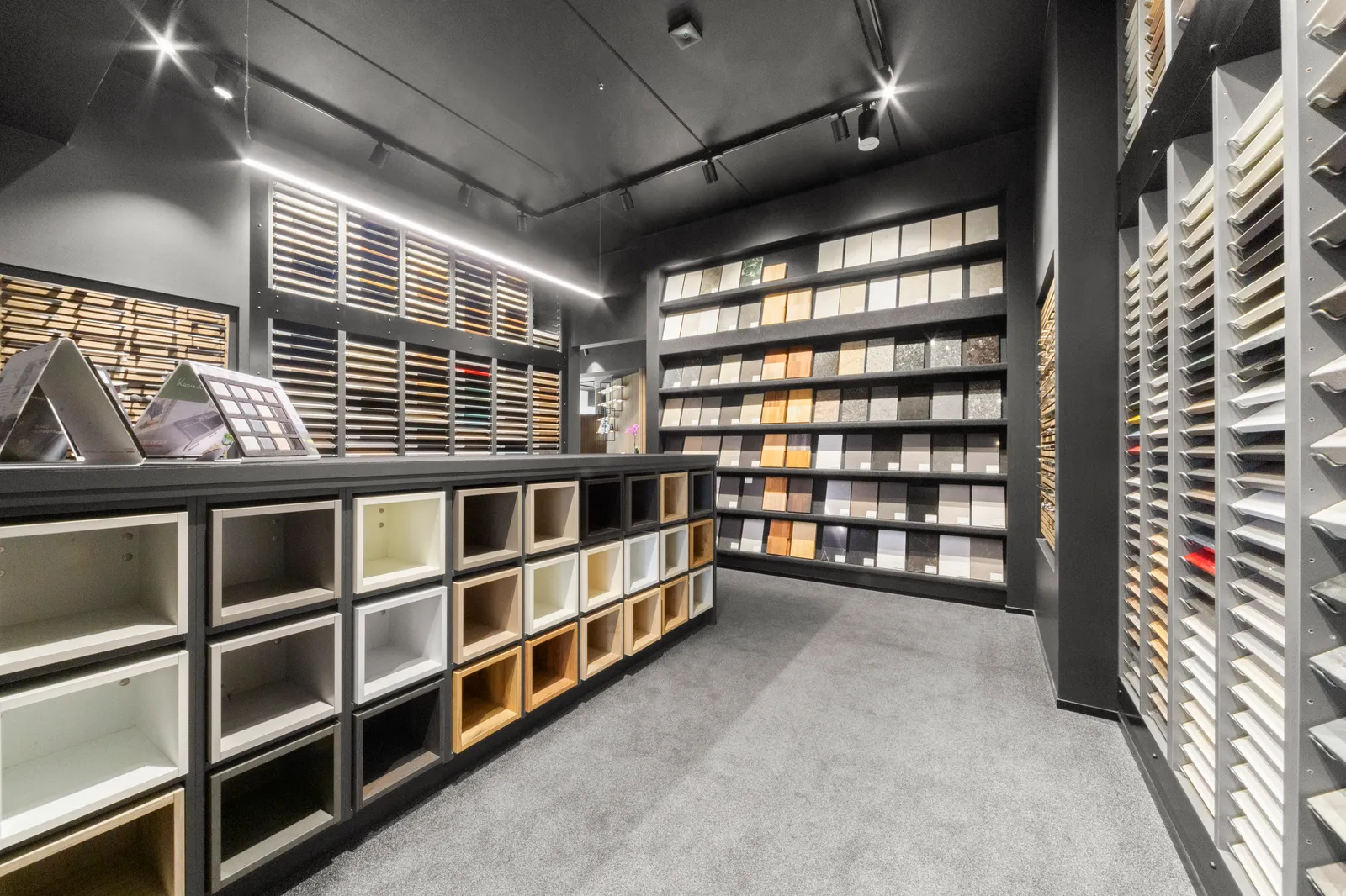 Materialwelt mit Mustern für Fronten und Arbeitsplatten im Akbulut Showroom Hannover