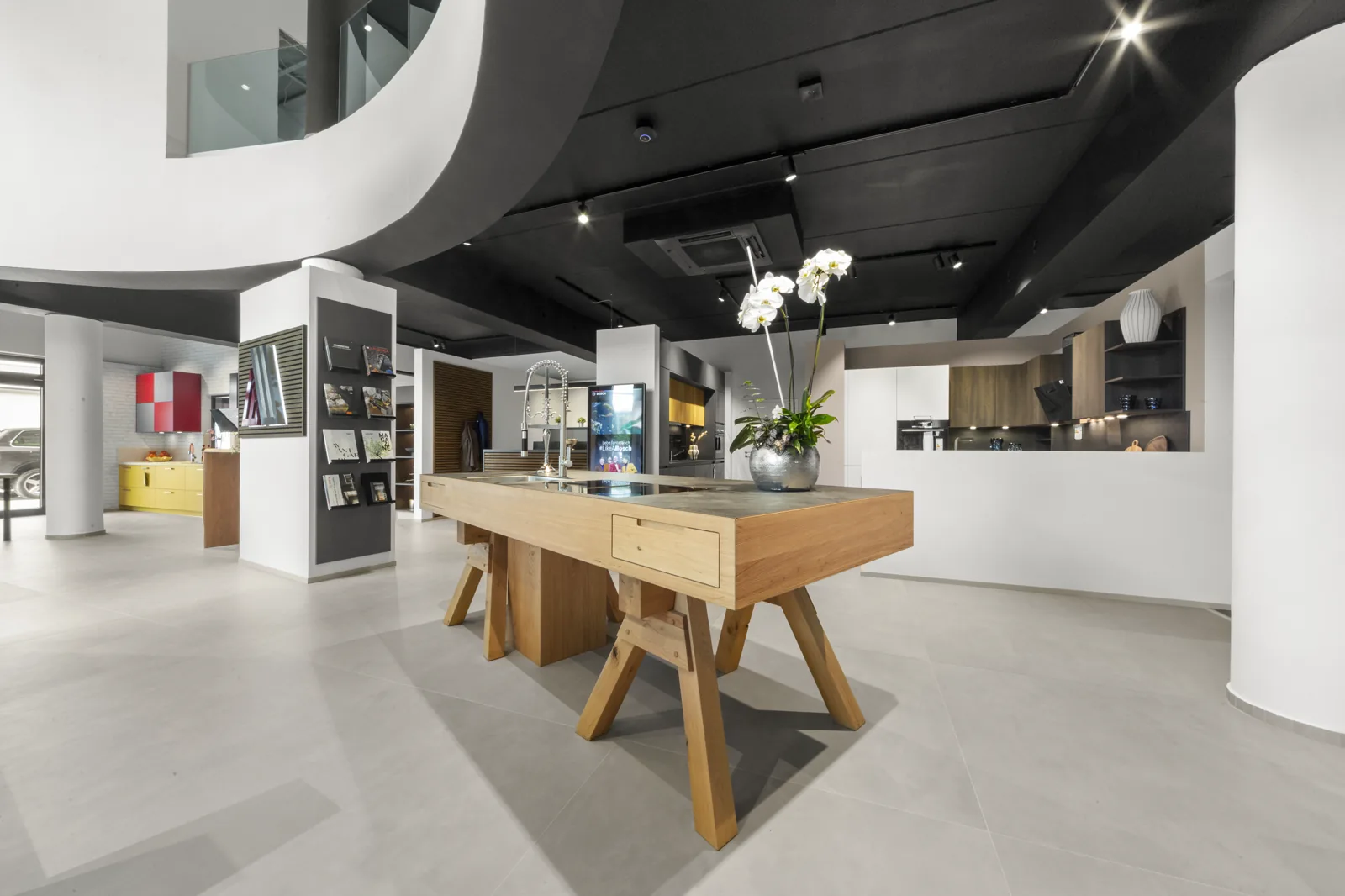 Massiver Eichentisch als Planungsplatz unter der Galerie im Showroom